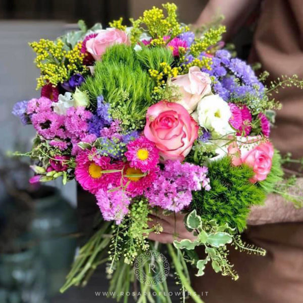 Donna Franca Bouquet di fiori - dai toni vivaci e colorati: Sweet Avalanche+, Lisianthus , Solidago, Thlaspi green bell, Green drick, Statice Limonio Limonium fucsia e lilla, accuratamente confezionato con verde decorativo di stagione.