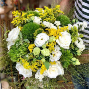 Donna Isabella Bouquet di fiori - dai toni tenui del bianco, verde e giallo: Rose Avalanche+, Lisianthus , Solidago, Green drick, accuratamente confezionato con verde decorativo di stagione.