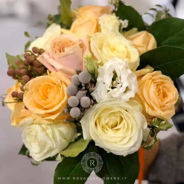 Donna Rosalia Bouquet di fiori - Bouquet di fiori misti dai toni del bianco e pesca: Peach Avalanche+, Avalanche+ , Lisianthus e bacche, accuratamente confezionato con verde decorativo di stagione.